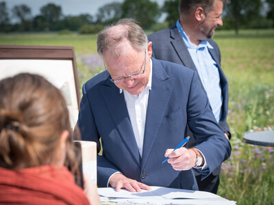 Ministerpräsident Stephan Weil unterzeichnet die Vereinbarung Der Niedersächsische Weg – Maßnahmenpaket für Natur-, Arten- und Gewässerschutz am 25.05.2020 in Wunstorf.