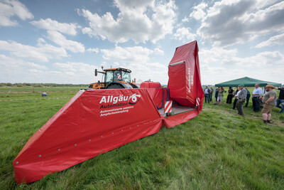 Schlepper mit innovativer, sensorgestützter Maschine zur Ampferbekämpfung, zu sehen auf dem Grünlandfeldtag der Landwirtschaftskammer Niedersachsen und der Senatorin für Umwelt, Klima und Wissenschaft am 06.08.2024 auf Hof Bavendamm im Bremer Blockland.