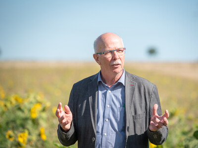 Kammerpräsident Gerhard Schwetje während der Vorstellung einer Fläche speziell für den Rebhuhnschutz nahe Wolfenbüttel-Leinde. Derartige Projekte werden im Zuge des Natur- und Artenschutzbündnisses „Der Niedersächsische Weg“ vermehrt umgesetzt.