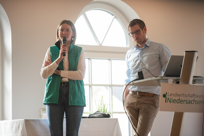 Maren Timmermann (Deutsche Saatveredelung) und Timo Blecher (Feldsaaten Freudenberger) - © Christopher Hanraets Maren Timmermann (Deutsche Saatveredelung) und Timo Blecher (Feldsaaten Freudenberger)