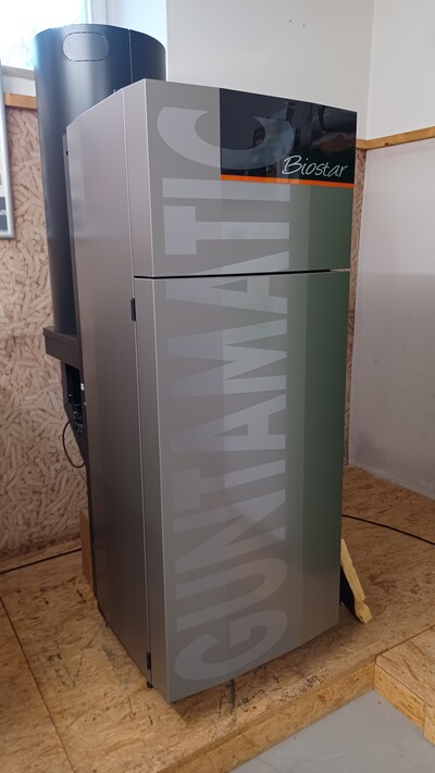 Pelletfeuerungen sind kompakt und können den Platz der alten Gas- oder Heizölheizung einnehmen. Deutlich zu erkennen; oben im Bild die Zuführschläuche für die Pellets. - © Gerold Tammen Pelletfeuerungen sind kompakt und können den Platz der alten Gas- oder Heizölheizung einnehmen. Deutlich zu erkennen; oben im Bild die Zuführschläuche für die Pellets.