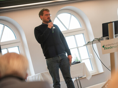 Dr. Tammo Peters, Leiter des Fachbereichs Grünland und Futterbau bei der LWK, begrüßte die Gäste des Grünlandtags. - © Christopher Hanraets Dr. Tammo Peters, Leiter des Fachbereichs Grünland und Futterbau bei der LWK, begrüßte die Gäste des Grünlandtags.