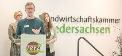 Fabian Heesch (vorn, Lehr- und Versuchsanstalt für Gartenbau in Heidelberg) während der Abschlussveranstaltung für das Projekt 'TerZ - Einsatz torfreduzierter Substrate im Zierpflanzenbau' am 23.03.2023 in Hannover-Ahlem.