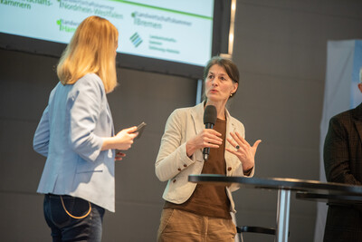 Moderatorin Janina Tiedemann Landwirtschaftsministerin Miriam Staudte beim Eröffnungstalk