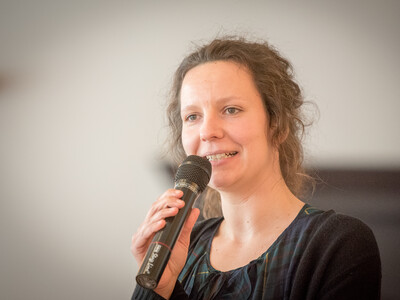 Friederike Gerken, künftige Leiterin der Bezirksstelle Oldenburg-Süd, während der Abschiedsfeier für Dr. Günter Kuhnt, Leiter der Bezirksstelle Oldenburg-Süd. - © Wolfgang Ehrecke Friederike Gerken, künftige Leiterin der Bezirksstelle Oldenburg-Süd, während der Abschiedsfeier für Dr. Günter Kuhnt, Leiter der Bezirksstelle Oldenburg-Süd.