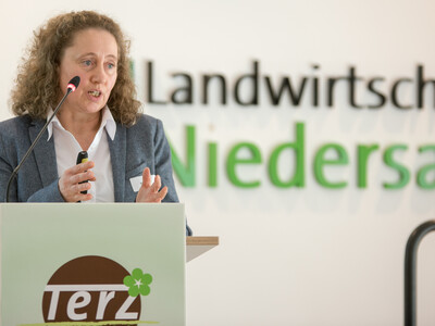 Annette Stadler (Institut für Gartenbau an der Hochschule Weihenstephan-Triesdorf in Freising) während der Abschlussveranstaltung für das Projekt 'TerZ - Einsatz torfreduzierter Substrate im Zierpflanzenbau' am 23.03.2023 in Hannover-Ahlem.