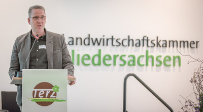 Oliver Krebs (Krebs Pflanzen, Loxstedt-Bexhövede) während der Abschlussveranstaltung für das Projekt 'TerZ - Einsatz torfreduzierter Substrate im Zierpflanzenbau' am 23.03.2023 in Hannover-Ahlem.