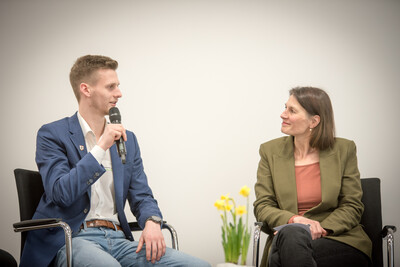 Jahrgangsbester Hinnerk Lohmann (l.) und Agrarministerin Miriam Staudte während der Ehrung der Jahrgangsbesten in der Aus- und Fortbildung am 21.02.2024 in Hannover.