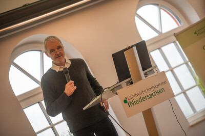 Prof. Dr. Johannes Isselstein von Uni Göttingen sprach über wissenschaftliche Erkenntnisse bei der Grünlandnutzung. - © Christopher Hanraets Prof. Dr. Johannes Isselstein von Uni Göttingen sprach über wissenschaftliche Erkenntnisse bei der Grünlandnutzung.
