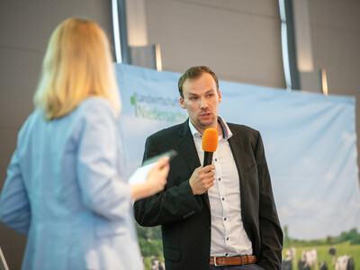 Moderatorin Janina Tiedemann mit Hermann Hofschulte (AG Agrar Volks- und Raiffeisenbanken Weser-Ems) beim Sponsorentalk