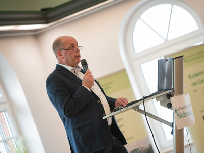 LWK-Vizepräsident Manfred Tannen eröffnete den 73. Grünlandtag in der Markthalle in Rodenkirchen. - © Christopher Hanraets LWK-Vizepräsident Manfred Tannen eröffnete den 73. Grünlandtag in der Markthalle in Rodenkirchen.