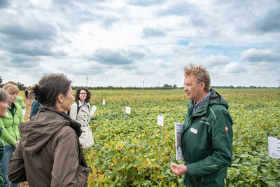 Agrarministerin Miriam Staudte (l.) und Markus Mücke (LWK-Fachbereich Ökolandbau, r.) auf dem LeguNet-Soja-Feldtag der Landwirtschaftskammer Niedersachsen in Blender (Kreis Verden).