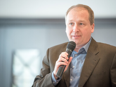 Dr. Vinzenz Bauer, Leiter der Bezirksstelle Emsland, während der Abschiedsfeier für Dr. Günter Kuhnt, Leiter der Bezirksstelle Oldenburg-Süd. - © Wolfgang Ehrecke Dr. Vinzenz Bauer, Leiter der Bezirksstelle Emsland, während der Abschiedsfeier für Dr. Günter Kuhnt, Leiter der Bezirksstelle Oldenburg-Süd.