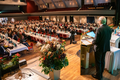 Rund 350 Delegierte und Gäste aus Branche, Politik und Gesellschaft kamen am Donnerstag (21.11.2024) zur Kammerversammlung der Landwirtschaftskammer Niedersachsen in die Oldenburger Weser-Ems-Hallen.