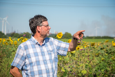 Landwirt Matthias Johns während der Vorstellung einer Fläche speziell für den Rebhuhnschutz nahe des Wolfenbütteler Ortsteils Leinde. Derartige Projekte werden im Zuge des Natur- und Artenschutzbündnisses „Der Niedersächsische Weg“ vermehrt umgesetzt.