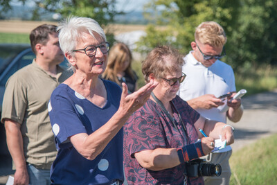 Landrätin Christiana Steinbrügge während Vorstellung einer Fläche speziell für den Rebhuhnschutz nahe Wolfenbüttel-Leinde. Derartige Projekte werden im Zuge des Natur- und Artenschutzbündnisses „Der Niedersächsische Weg“ vermehrt umgesetzt.