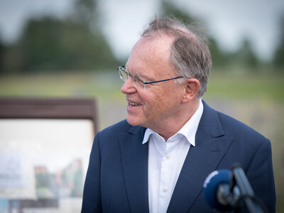 Ministerpräsident Stephan Weil spricht anlässlich der Unterzeichnung der Vereinbarung Der Niedersächsische Weg – Maßnahmenpaket für Natur-, Arten- und Gewässerschutz am 25.05.2020 in Wunstorf.