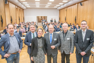 Agrarministerin Miriam Staudte (3.v.l.) auf der Leguminosentagung mit (v.l.) Volker Hahn (Netzwerk Ackerbau Niedersachsen), Hilmar v. Münchhausen (Ackerbauzentrum), Landrat Gerhard Radeck, Kammerpräsident Gerhard Schwetje, René Borresch (Burg Warberg).