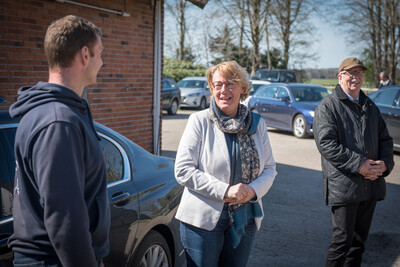 Landwirt Dirk Hanken (l.), Agrarministerin Barbara Otte-Kinast und Kammerpräsident Gerhard Schwetje beim Auftakt für das Projekt zur klimaschonenden Moornutzung (MoWa) am 11.04.2022 auf dem Hof von Dirk Hanken im Ipweger Moor bei Elsfleth.