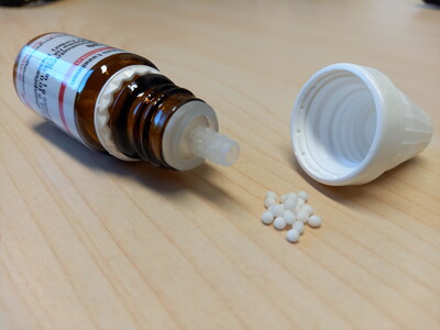 Homöopathie - Globuli - Flasche - © Luise Köpke /media/media/91B74B6B-E80B-D6B1-4D6378A8EA2DD161.jpg