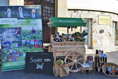 Werbung für Service vom Hof mit Marktstand