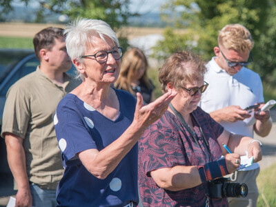 Landrätin Christiana Steinbrügge während Vorstellung einer Fläche speziell für den Rebhuhnschutz nahe Wolfenbüttel-Leinde. Derartige Projekte werden im Zuge des Natur- und Artenschutzbündnisses „Der Niedersächsische Weg“ vermehrt umgesetzt.