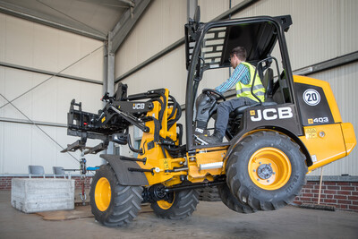 Grenzen auszuloten gehört zum Test-Betrieb: Ein dieselbetriebener Hoflader von JCB bei Messungen an der Zuglastwaage.