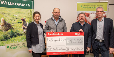 Spende an das Sorgentelefon (v.l.): Friederike Gerken-Wiegmann (Bezirksstelle Oldenburg-Süd), Uwe Sieckmann (Landwirtschaftliches Sorgentelefon), Kammerdirektor Dr. Bernd von Garmissen und Kreislandwirt Hubertus Berges.