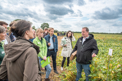 Erläuterte Vermarktungsmöglichkeiten für Soja: Dirk Steltig (r.) von Raiffeisen Warendorf auf dem  LeguNet-Soja-Feldtag der Landwirtschaftskammer Niedersachsen in Blender (Kreis Verden).