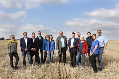 Praktischer Feldhamster-Schutz durch Getreideernte mit extra langen Stoppeln: Das schauten sich Umweltminister Christian Meyer (M.), NABU-Vorsitzender Dr. Holger Buschmann (2.v.l.) und der stellv. Kammerdirektor Stefan Ortmann (6.v.r.) vor Ort an.