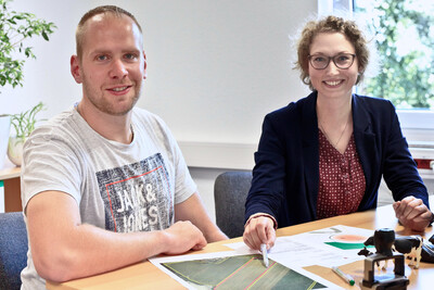 Beraterinnen und Berater der Landwirtschaftskammer (LWK) unterstützen Landwirte bei der Weiterentwicklung ihres Betriebs. Im Bild LWK-Beraterin Madlen Wolski (r.) und Landwirt Simon Haschen.