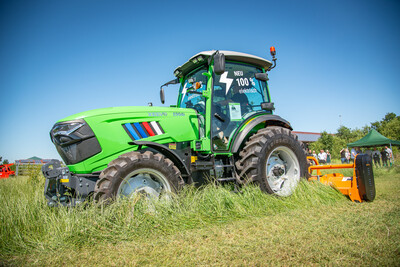 Elektrotraktor des chinesischen Herstellers Xeevo beim Praxistag Alternative Antriebsenergien für Landmaschinen am 01.07.2025 im LBZ Echem. - © Wolfgang Ehrecke Elektrotraktor des chinesischen Herstellers Xeevo beim Praxistag Alternative Antriebsenergien für Landmaschinen am 01.07.2025 im LBZ Echem.