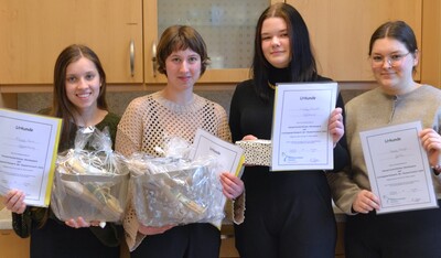 Miriam Meier (links, 2. Platz) und Michelle Dieker (2. von links, 1. Platz) werden Cloppenburg Mitte April beim Landesentscheid des hauswirtschaftlichen Wettbewerbs in Hannover vertreten.