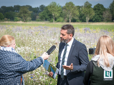 Unterzeichnung der Vereinbarung Der Niedersächsische Weg – Maßnahmenpaket für Natur-, Arten- und Gewässerschutz am 25.05.2020 in Wunstorf.