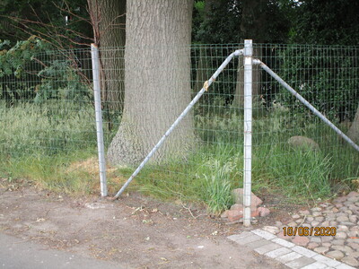 Auch ein einfacherer Drahtzaun kann ausreichend sein, wenn er ordentlich ausgeführt wird. - © Dr. Konstanze Ruppert Auch ein einfacherer Drahtzaun kann ausreichend sein, wenn er ordentlich ausgeführt wird.