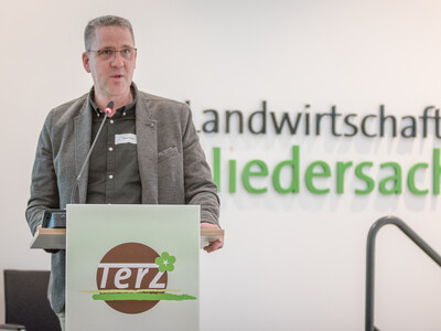 Oliver Krebs (Krebs Pflanzen, Loxstedt-Bexhövede) während der Abschlussveranstaltung für das Projekt 'TerZ - Einsatz torfreduzierter Substrate im Zierpflanzenbau' am 23.03.2023 in Hannover-Ahlem.