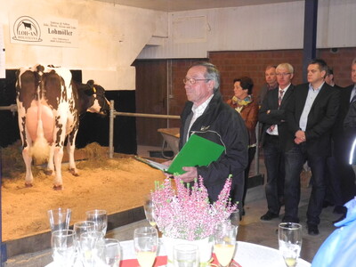 Der ehemalige Zuchtinspektor der Weser-Ems-Union Herr Hubertus Sell kommentiert einige ausgewählte Kühe des Zuchtbetriebes