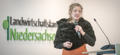 Ronja Fritzsche (Institut für Gartenbau an der Hochschule Weihenstephan-Triesdorf) während der Abschlussveranstaltung für das Projekt 'TerZ - Einsatz torfreduzierter Substrate im Zierpflanzenbau' am 23.03.2023 in Hannover-Ahlem.