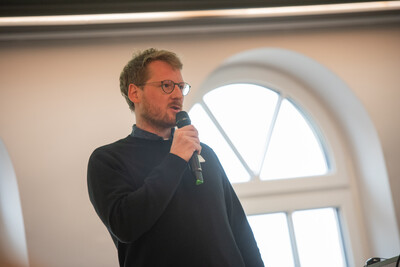 Dr. Tammo Peters, Leiter des Fachbereichs Grünland und Futterbau bei der LWK, begrüßte die Gäste des Grünlandtags. - © Christopher Hanraets Dr. Tammo Peters, Leiter des Fachbereichs Grünland und Futterbau bei der LWK, begrüßte die Gäste des Grünlandtags.