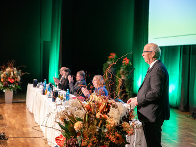 Vom neuen Kammergesetz erhoffe sich die Landwirtschaftskammer Niedersachsen eine langfristige Planungssicherheit: Kammerpräsident Gerhard Schwetje auf der Kammerversammlung am 21.11.2024 in Oldenburg.