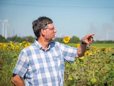 Landwirt Matthias Johns während der Vorstellung einer Fläche speziell für den Rebhuhnschutz nahe des Wolfenbütteler Ortsteils Leinde. Derartige Projekte werden im Zuge des Natur- und Artenschutzbündnisses „Der Niedersächsische Weg“ vermehrt umgesetzt.