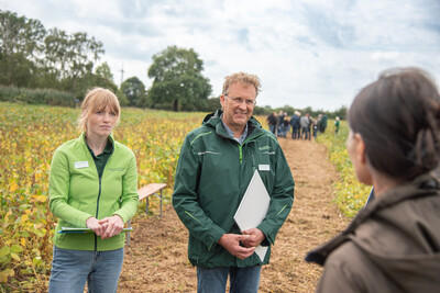 LWK-Eiweißpflanzen-Expertin Mareike Beiküfner (l.) und Markus Mücke (Fachbereich Ökolandbau) auf dem  LeguNet-Soja-Feldtag der Landwirtschaftskammer Niedersachsen in Blender (Kreis Verden).