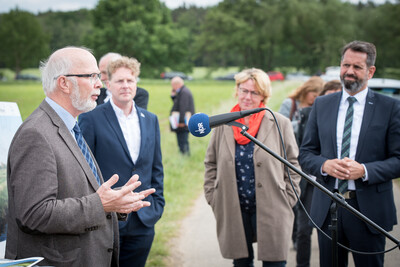 Kammerpräsident Gerhard Schwetje (l.) nach der Unterzeichnung der Vereinbarung Der Niedersächsische Weg – Maßnahmenpaket für Natur-, Arten- und Gewässerschutz am 25.05.2020 in Wunstorf.