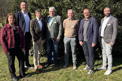 Der neu gewählte agb-Vorstand mit der alten und neuen Geschäftsführung (von links): Stephanie Stöver-Cordes, Mathias Klahsen, Dirk Frahne, Gerhard Smit, Norbert Ihorst, Hinrich Weerts und Frank Revermann. - © LWK Niedersachsen Der neu gewählte agb-Vorstand mit der alten und neuen Geschäftsführung (von links): Stephanie Stöver-Cordes, Mathias Klahsen, Dirk Frahne, Gerhard Smit, Norbert Ihorst, Hinrich Weerts und Frank Revermann.