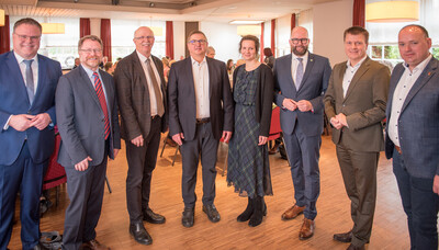 Dr. Günter Kuhnt (4.v.l.), Nachfolgerin Friederike Gerken (5.v.l.) mit (v.l.) Landrat Tobias Gerdesmeyer, Kammerdirektor Dr. Bernd v. Garmissen, Kammerpräsident Gerhard Schwetje, Landrat Johann Wimberg, Stefan Ortmann (stellv. Direktor), Hajo Suhr (OL). - © Wolfgang Ehrecke Dr. Günter Kuhnt (4.v.l.), Nachfolgerin Friederike Gerken (5.v.l.) mit (v.l.) Landrat Tobias Gerdesmeyer, Kammerdirektor Dr. Bernd v. Garmissen, Kammerpräsident Gerhard Schwetje, Landrat Johann Wimberg, Stefan Ortmann (stellv. Direktor), Hajo Suhr (OL).