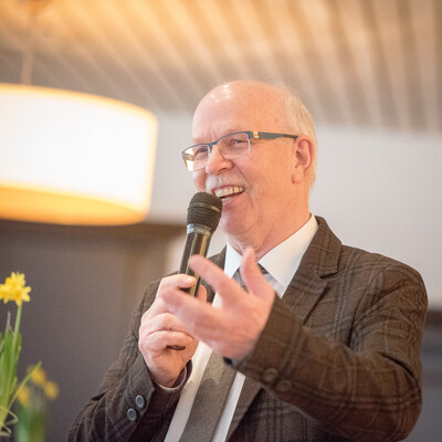 Kammerpräsident Gerhard Schwetje während der Abschiedsfeier für Dr. Günter Kuhnt, Leiter der Bezirksstelle Oldenburg-Süd. - © Wolfgang Ehrecke Kammerpräsident Gerhard Schwetje während der Abschiedsfeier für Dr. Günter Kuhnt, Leiter der Bezirksstelle Oldenburg-Süd.
