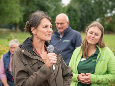 Agrarministerin Miriam Staudte (l.) auf dem LeguNet-Soja-Feldtag der Landwirtschaftskammer Niedersachsen in Blender im Kreis Verden.