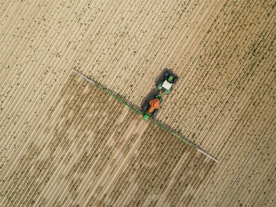 Digitalisierung in der Landtechnik: Eine Exkursion der Beraterhochschultagung führte zum Werk des Herstellers Amazone in Hasbergen. Im Bild eine Anhängespritze mit GPS-geführter Einzeldüsenschaltung, automatischer Vorgewende- und Teilbreitenschaltung.