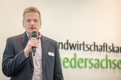 Michael Emmel vom LWK-Versuchswesen für Zierpflanzen während der Abschlussveranstaltung für das Projekt 'TerZ - Einsatz torfreduzierter Substrate im Zierpflanzenbau' am 23.03.2023 in Hannover-Ahlem.