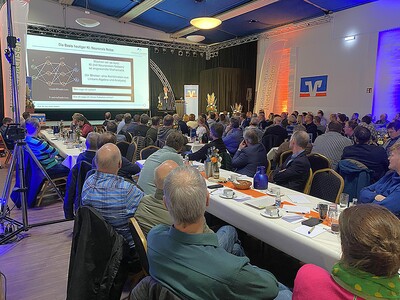 Rund 300 Landwirtinnen und Landwirte kamen zum 14. Agrar-Forum von Volksbanken und Landwirtschaftskammer Niedersachsen in Bassum (Kreis Diepholz).